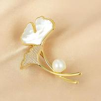 Delicate Imitation Fritillary Ginkgo Biloba Brooch Female Atmospheric Plant Brooch Light Luxury Niche High-End Pin Jacket Accessories beige
