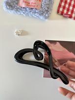 Elegant Matte Black Hair Clip: High-End Shark Design for 2024