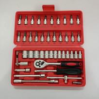 46 dalių įrankių rinkinys su lizdais, veržliarakčiais, terkšle, atsuktuvu ir šešiakampiais raktais. Puikiai tinka namų ir motociklų remontui. 46 pcs set raudona
