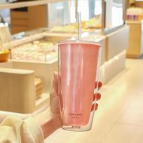 750ml Dvisienis plastikinis vandens puodelis su dangteliais ir šiaudeliu šaltiems gėrimams, sultims, arbatai, pienui, ledinei kavai. Puodeliai namams, kelionėms, vaikams. Vandens butelis, gėrimų indai. 750ml beige