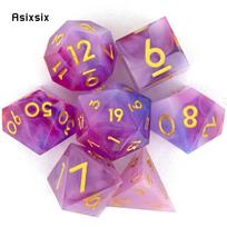 7 vnt. rožiniai violetiniai auksiniai skaičiai aštriabriauniai dervos kauliukai daugiasieniai kauliukai tinka vaidmenų RPG stalo žaidimui įvairiaspalvis