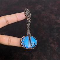 Miegančiosios gražuolės turkis pakabukas, varine viela apvyniotas pakabukas, rankų darbo gitaros pakabukas, vielos apvyniojimo papuošalas, dovana jai, brangakmenis, varinis papuošalas beige