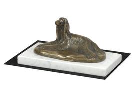 Afganistano skalikas, Tazi - šuns figūrėlė, statula ant balto marmuro, trofėjus šunų parodos Art-Dog parodoje ruda