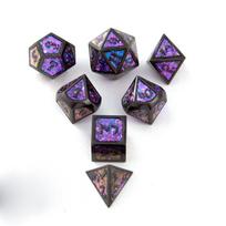 DND daugiakampiai metaliniai žaidimo kauliukai su blizgučiais 7 vnt. rinkinys skirtas Dungeons and Dragons RPG MTG stalo žaidimams D&D Pathfinder Shadowrun ir matematikos mokymui violetinė