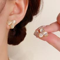 Silver needle zir*****pal flower stud earrings, small temperament design earrings, fashionable and versatile earrings.