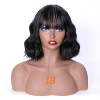 MISS WIG Moteriškas trumpų bangų perukas su kirpčiukais, juodas sintetinio pluošto perukas, skirtas kasdieniam dėvėjimui 1B