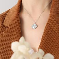 French Wind Choker White Sea Shell Moon Pendant Round Brand Necklace Titanium Steel Plated 18 Gold Women Do Not Fade Jewelry P156
