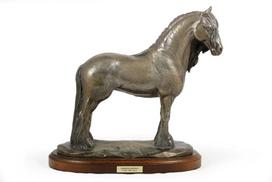 Fresian Horse Mare - arklio figūrėlė, žirgo siluetas ant medžio, prestižinis apdovanojimas prekės ženklo „Art-Dog“ konkurse ruda