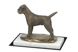 Borderterjeras - šuns figūrėlė, statula ant balto marmuro, trofėjus Art-Dog šunų parodoje ruda