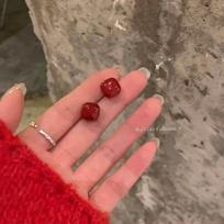 Chinese-Inspired Red Square Pearl Earrings - Elegant and Geometric Design A1821 raudona