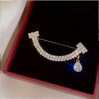 2024 New Smile Brooch Women's Tide Niche Design Pin High-end Accessories Delicate Suit Corsage
