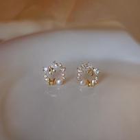 Gentle French Pearl Earrings for Women's Summer Temperament Stud Earrings for The New Trendy Earrings for The New Style