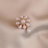 Flower anti-light brooch Premium pearl anti-light buckle Versatile corsage elegant and elegant temperament pin