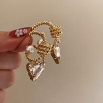Diamond-set pearl irregular love earrings, fashion design earrings, high-end sense, niche light luxury earrings.