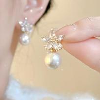 Diamond-encrusted flower pearl pendant earrings, sweet light luxury, high-end temperament, fashionable and versatile earrings for women