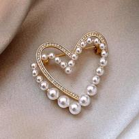 Simple Temperament Faux Pearl Zircon Brooches for Women Elegant Love Heart Pins Clothes Accessories Wedding Gifts auksas
