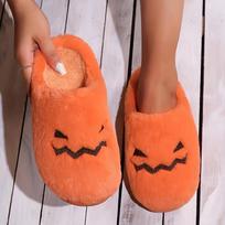 Moteriškos šlepetės „Jack-O'-Lantern“ – minkštos, EVA padu, skalbiamos rankomis, visiems sezonams tinkamos laisvalaikio pasagos formos šlepetės su animacinio moliūgo raštu. 36-37 oranžinė