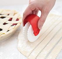 Noodle Maker Lattice Roller Docker Dough Cutter Tool Kitchen Accessories Helper DIY Dough Cutting Tools Manual Noodle Knife brown