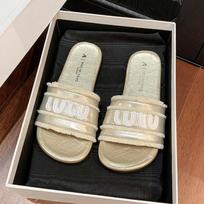 Cool slippers women's summer wear 2025 new flat-bottomed beach sandals fashionable women's soft-soled small fragrant one-word drag 35 auksas