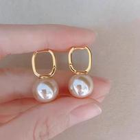 Light Luxury Earrings with High-end Feel, Pearl Earrings with Elegant Buckle Style CLE