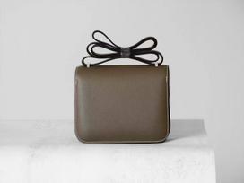 Nišinis stiuardesės krepšys su madinga, kasdiene ir aukštos klasės nuotaika. Tai vieno peties rankinė su kryžminiu dirželiu ir palmių raštu. 19x4x15cm gray