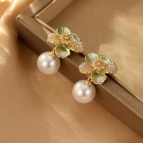 Light luxury temperament stud earrings flower pearl earrings French high-end niche design unique earrings 14k