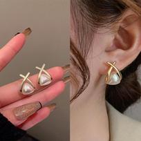 Pearl Light Luxury Earrings, High-end and Stylish Niche Design Earrings, All-match Earrings A pair of earrings