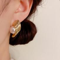 Pearl Surround Stud Earrings: Fresh, Sweet, and Versatile Design for Women