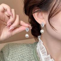 1 Pair Of Elegant Women's Fashionable Pearl Earrings One Size