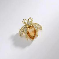 Vintage-Inspired Bee Brooch with Crystal Embellishments High-Quality Metal Alloy Pin Accessory for Clothing Bags and Hats One Size geltona