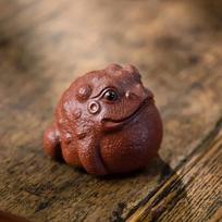 Chinese Yixing Purple Clay Tea Pet Lucky Golden Toad Ornaments Animal Tea Figurine Crafts Handmade Sculpture Tea Set Decor 5.6X6.1X5CM