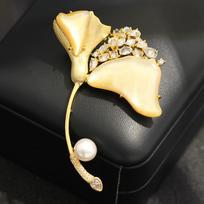 Jewelry High-end Natural Yellow Fritillary Ginkgo Biloba Brooch Elegant Light Luxury Freshwater Pearl Diamond Leaf Pin Female beige