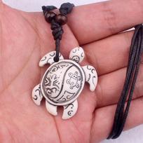 Resin Turtle Pendant Necklace , Tortoise Choker Chain , Unisex Fashion Jewelry for Daily Wear balta