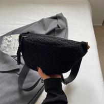 Plaušinė lambwool kryžinė rankinė: 2024 m. žiemos universalus mažas krūtinės krepšys moterims vienspalvis pilkšvai balta