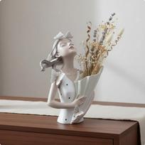 Delicate Butterfly Holder Vase Nordic Elegant Figure Holding Bouquet Statue Design Resin