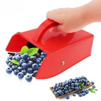 Heavy-Duty Red Plastic Berry Picker with Metallic Comb & Ergonomic Handle 800-900 Capacity Blueberry Rake for Elderberries raudona