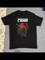 Vyriški Heavy Metal marškinėliai - Juodi grupės marškinėliai su raudonu ir pilku varnos grafiniu elementu - Those Damn Crows AC3065 - Skalbiami mašinoje Rock atributikos marškinėliai koncertams, Ca 4XL gray