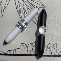 LED Šviečiantis Pirštų Galų Giroskopas Besisukantis Tušinukas Stresui Mažinti Cool turn pen balta