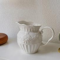 Fashion Retro Relief Ceramic Vase Living Room Desktop Decoration White Milk Pot Vase Home Decoration balta