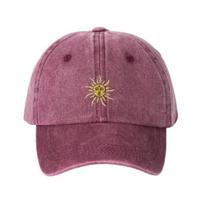 Embroidery Sun Pattern Baseball Hat, Adjustable Back Buckle Retro Distressed Style Baseball Cap, Washed Cotton Fabric Outdoor Sunshade Cap raudona