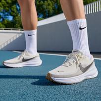 Nike Revolution 8 Phantom College Grey Gum 44.5 gray
