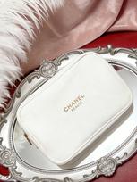 Balta stačiakampė CHANEL BEAUTÉ kosmetinė, su auksiniu užtrauktuku kelioninė kosmetikos tašė, prabangaus prekės ženklo grožio aksesuaras balta