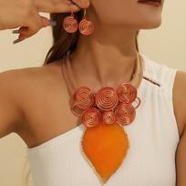 2026 New Trendy Fashion Leaf Resin Gems Aluminum Wire Handmade Woven Necklace And Earrings Sets For Women Party Accessories oranžinė