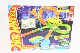 Mattel Žaislinis Hot Wheels Neon Speeders Tornado Jump Crash automobilis