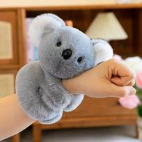 Minkšta ir apkabinama koalos riešo pliušinė žaislinė pilko poliesterio gyvūno pliaukštelėjimo apyrankė Puikiai tinka mažiesiems ir kolekcionieriams Šventės vakarėlio dovanos