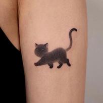 Atsparūs vandeniui, patvarūs juodai balti kačiuko gėlių tatuiruotės lipdukai – šaunios, tamsios katės rankos tatuiruotės