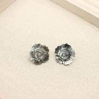 MONIES Wind Black Mother-of-Pearl Camellia Earrings - Elegant and Luxurious Style for Women