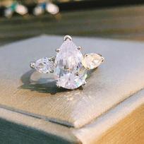 Simulated Moissanite Exaggerated Middle Finger Engagement Ring Waterdrop Pear Shape for Women no. 6 platina