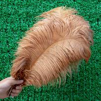 Pūkuotos baltos stručio plunksnos, skirtos vestuvių vakarėliui dekoruoti amatai Plūminis stalas šimtadienis Priedai Plumas 10 vnt / partija Nauja 25-30 CM brown