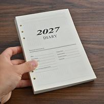 A5 formato 2027 m. anglų kalbos kalendoriaus lapeliai, 12 mėnesių produktas su 180 lapų/360 puslapių. Planuoklio papildymai 365 dienų kasdieniam planavimui